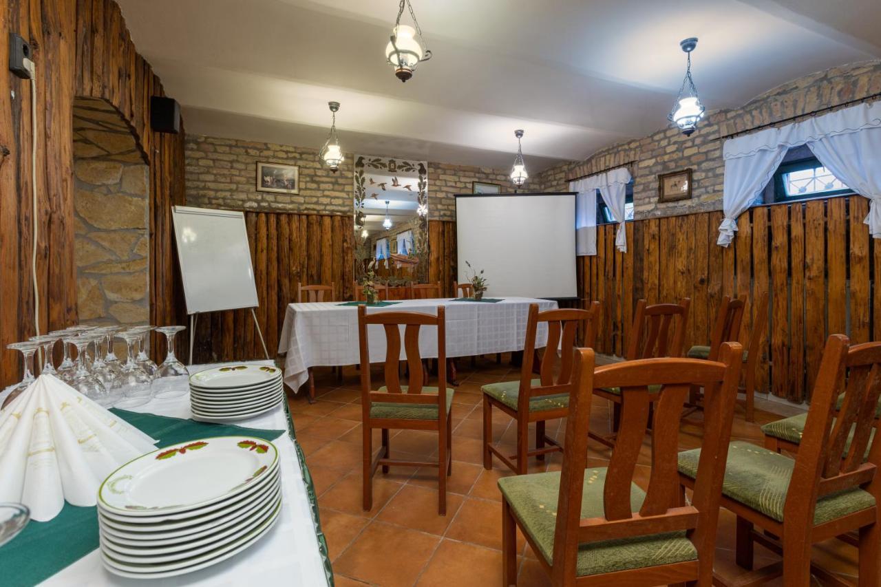 Illes Hotel Szeged Bagian luar foto